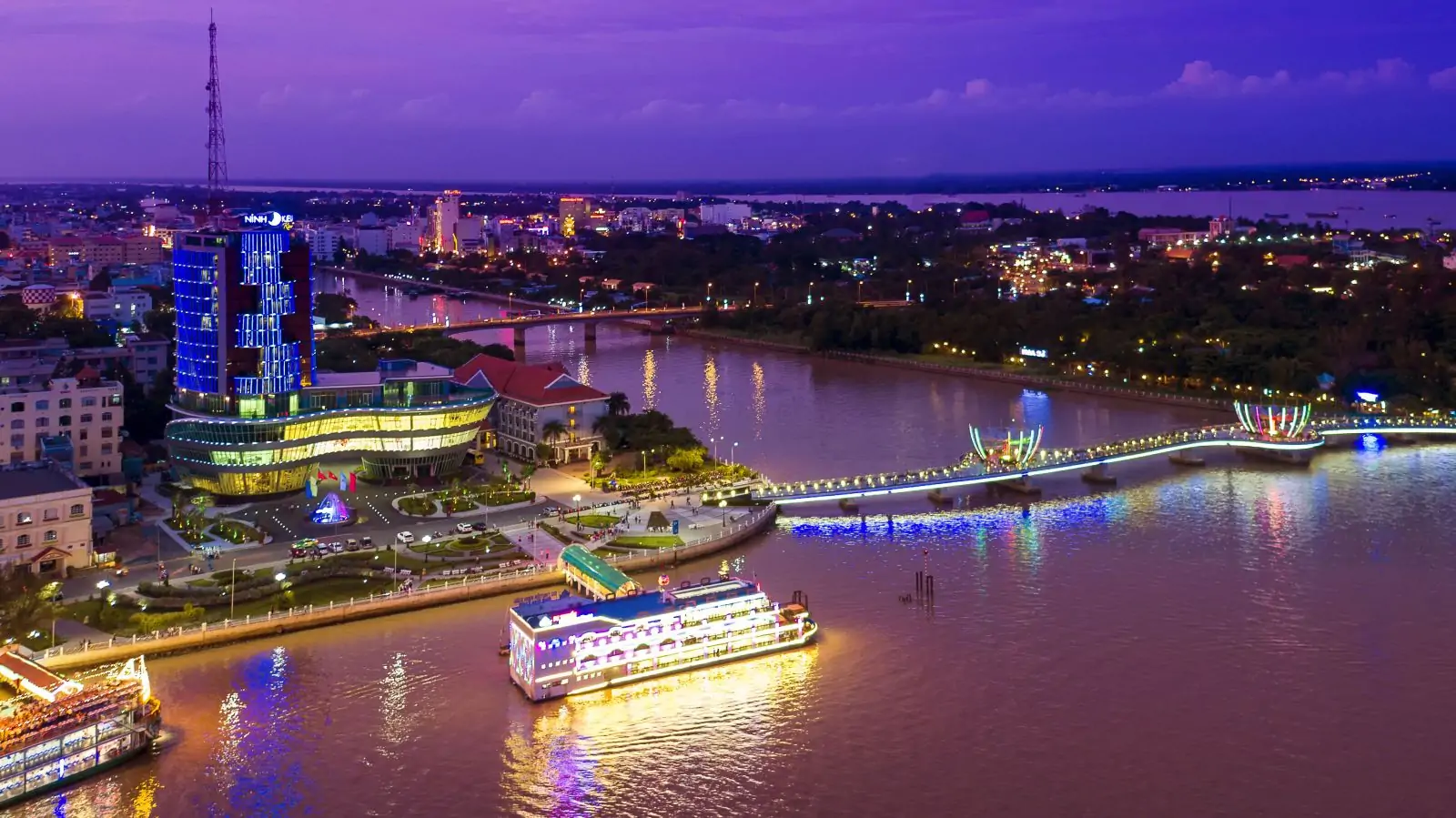 thu&ecirc; xe tour miền t&acirc;y