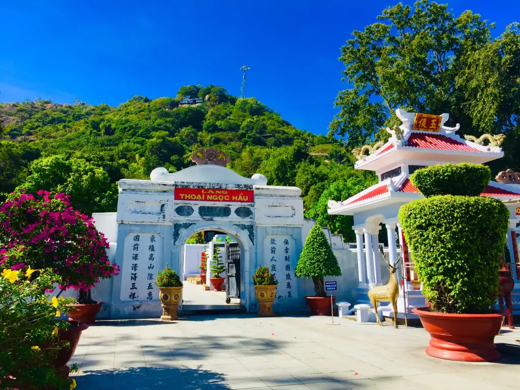 Thuê Xe 7 Chỗ Đi Chùa Bà Châu Đốc