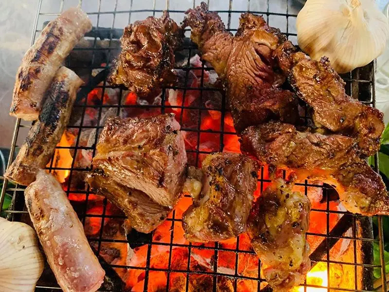 Thu&ecirc; xe đi Ch&ugrave;a B&agrave; T&acirc;y Ninh