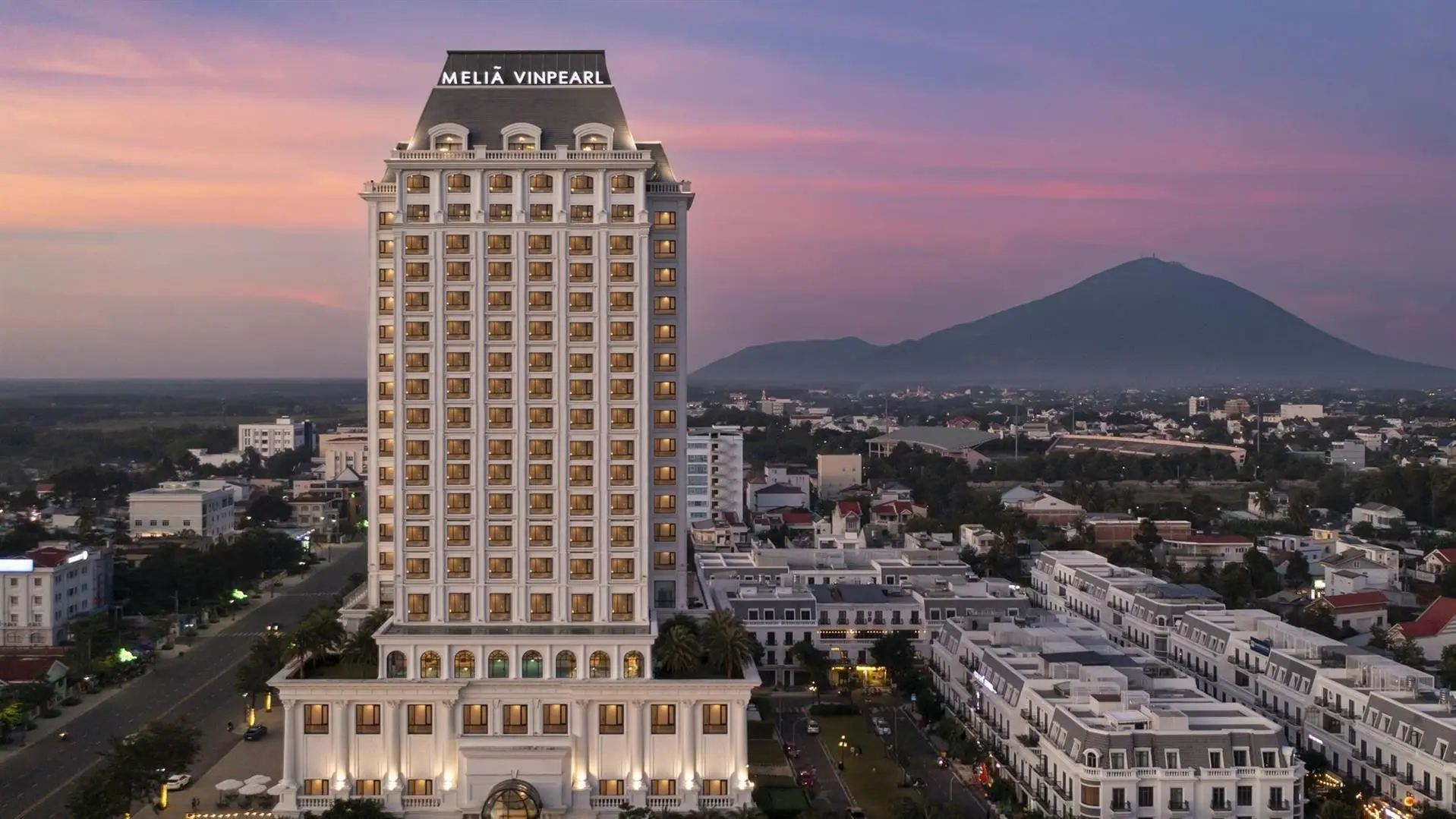 kh&aacute;ch sạn gần N&uacute;i B&agrave; Đen
