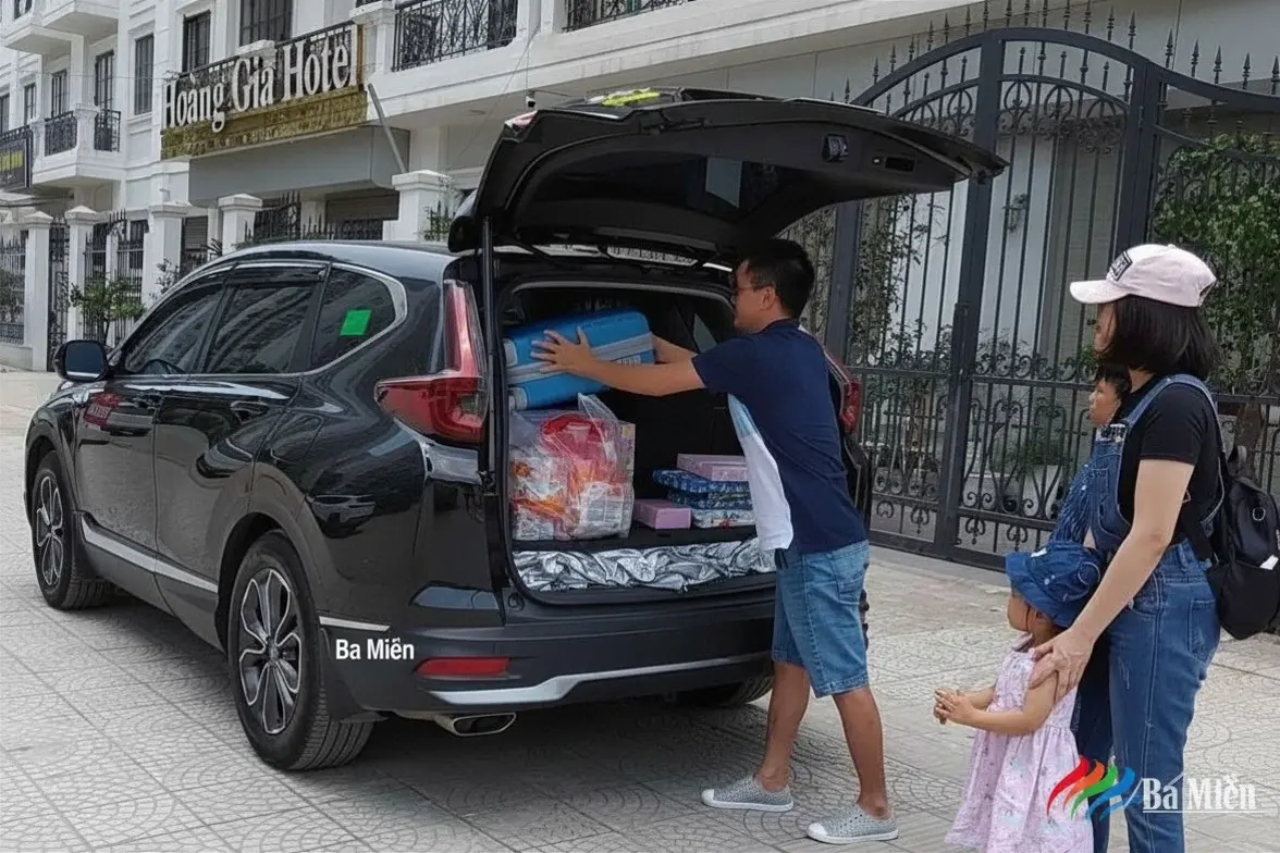 lái xe phụ khách khi thuê xe gia đình đi Núi Bà Đen