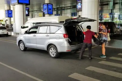thu&ecirc; xe đưa đ&oacute;n chuy&ecirc;n gia Trung Quốc